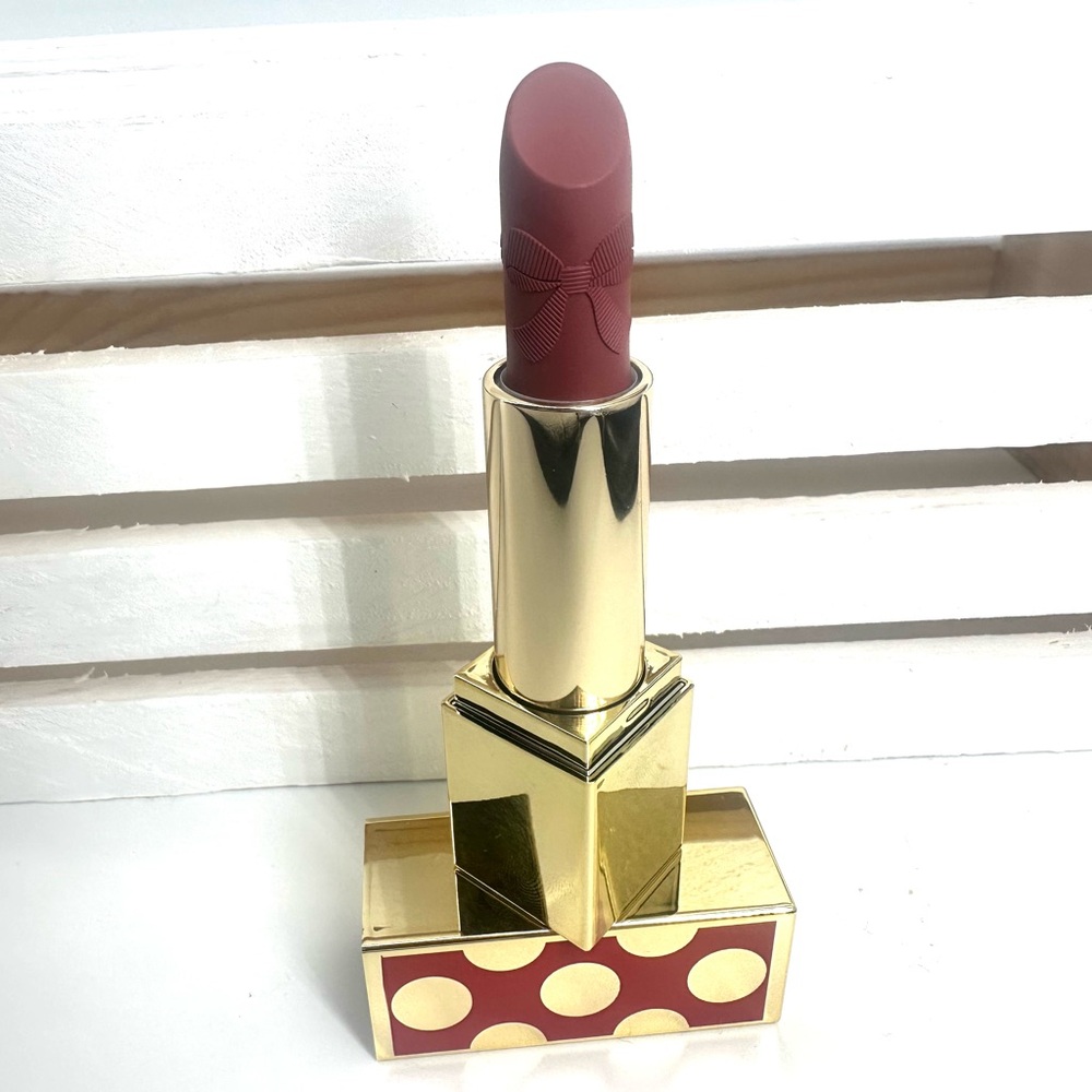 Estée Lauder Limited Edition Pure Color Lipstick in the shade Sneak Peak. - Picture 5 of 9